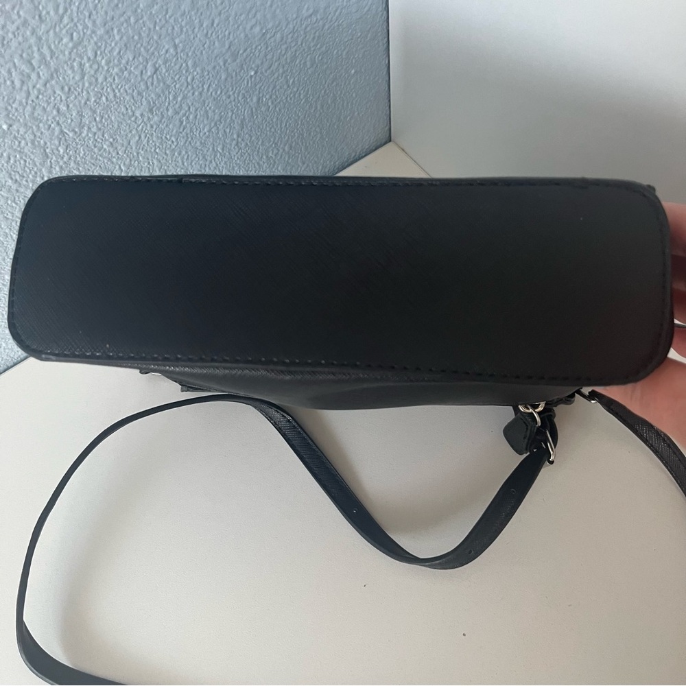 Sleek Black Crossbody Bag with Textured Finish - Picture 5 of 6